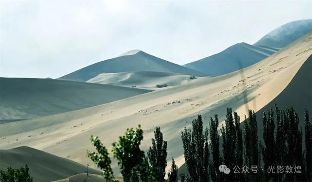 【雨后,敦煌神奇的一幕出现了】云遮雾罩鸣沙山