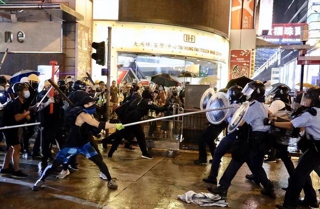 苍天饶过谁！拒唱国歌否认中国籍，俩儿子送美国的她，下场如何？