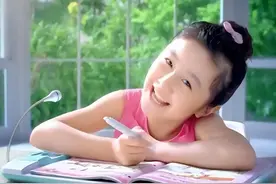 “点读机女孩”术后情况恶化，发烧不退进icu，网友质疑手术时间图片