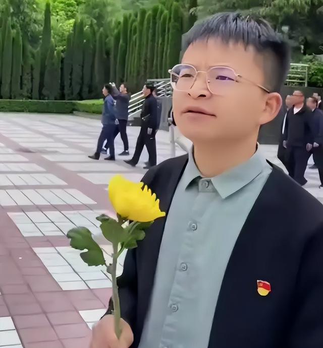 被姚明抱着上奥运的抗震小英雄，曾发誓考上清华，16年后成了这样