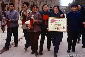 80年代的生活是这个样子！国营工厂让人羡慕，万元户凤毛麟角图片