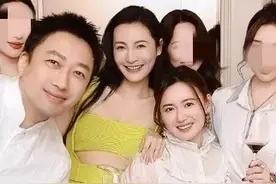 35岁江铠同罕见露面，和于正左小青参加生日会，比不上37岁毛晓彤图片