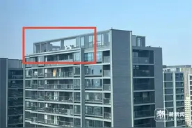 风太猛？杭州一小区顶楼玻璃脱落，砸坏居民家阳台图片