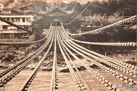 探访真实的飞夺泸定桥，全长103.67米桥下水流湍急，异常危险图片