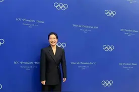 贾玲亮相奥运欢迎晚宴！和王室成员及韩国首富同台，穿一身黑超酷图片