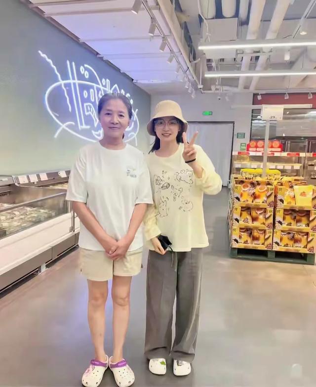 迟蓬超市被偶遇！白发拖鞋接地气，《生万物》演技咋这么绝？