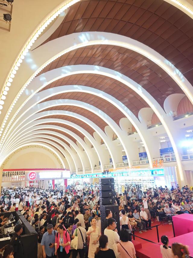 淘书逛展、夜游夜市、盖章打卡……上海书展的快乐，弥漫在整座城市→
