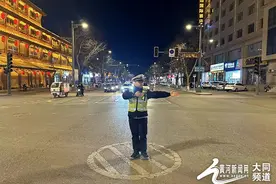 晚高峰交通信号灯停电“罢工” 浑源执勤交警迅速“补位”保畅通图片
