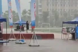 防城港一所中学冒雨举办活动，工作人员大雨中致辞，家长：活动开始时并没下雨图片