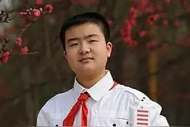 肩挑“五道杠”的小学生，因一脸“官相”而走红，后来怎样了？图片