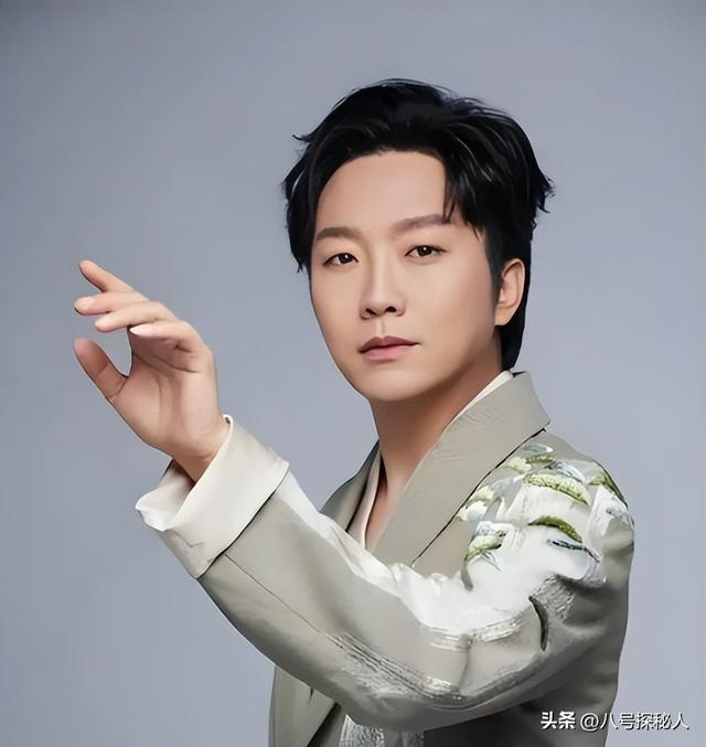 善恶终有报！47岁“跌落神坛	”的李玉刚，终是活成了“跳梁小丑”