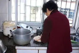 54岁大姐，坚持早上喝五红汤，半年后，身体指标有什么样的变化图片