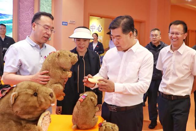 何谋保杨武检查指导第二十三届九色甘南香巴拉旅游艺术节准备工作