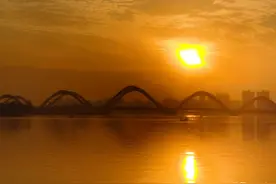 南阳白河边，有人垂钓，有人劝莫钓图片