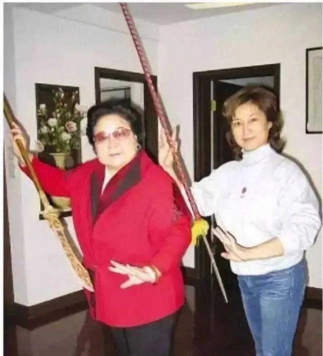 吃里扒外，永不回国？她带领30名演员选择留美，如今年过花甲归来