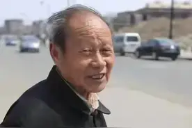 北京一大爷坚持用盐水泡脚，咬牙坚持了两年，体检时医生都惊讶图片