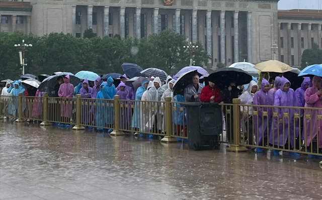 10月9日大雨，北京毛主席纪念堂发生的真人真事，冒雨瞻仰看看吧