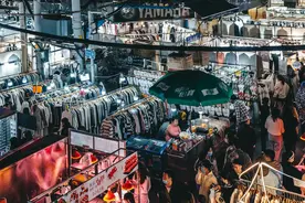 武汉最大的夜市，1公里分布着千余摊位，一到晚上挤得水泄不通图片