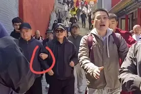 李连杰现身五台山礼佛！林虎大师亲自接待，保镖全程搀扶状态憔悴图片