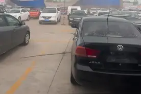 山东泰安突刮大风致汽车市场受损，广告牌瞬间被撕碎，画面犹如万箭齐发图片