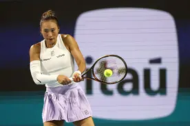 “破发”大战！郑钦文0-2不敌萨巴伦卡止步8强图片