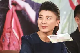 一场直播，暴露了师级干部闫学晶的“真实财力”：农民根本不敢想图片