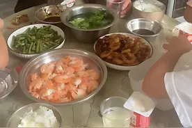 浙江一妈妈被数落崩溃：一家五口，每天菜钱100，吃4个菜很多吗？图片