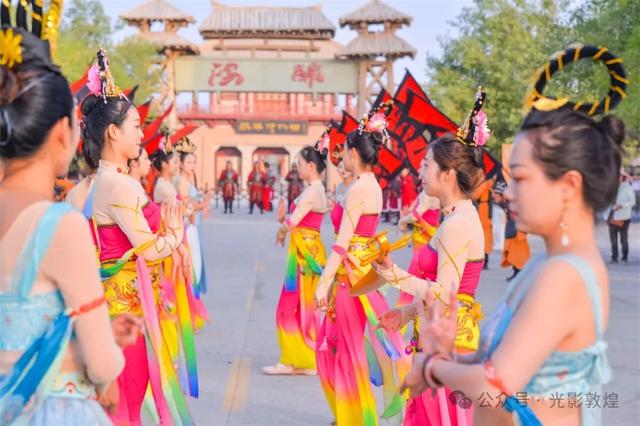 新疆“东天山来的骆驼队”参加盛大的入关欢迎仪式