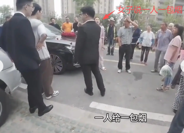拦婚车要香烟后续，新娘被气哭，6人被警方处罚，网友拍手叫好，