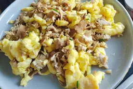 苹果上长出的蘑菇“果菌王”已经吃上了 炖蛋是目前最美味的做法图片