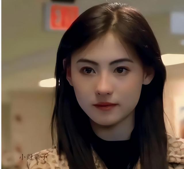 45岁张柏芝现身法庭，四个助理相伴阵仗大，遭前经纪人索赔逾千万