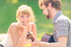 初恋分手各自结婚，20年后旧情复燃成为情人，两年后分手她被砍伤图片