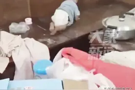 后续！离婚妈妈出门打工无奈反锁3小孩在家，家里地面都是排泄物图片