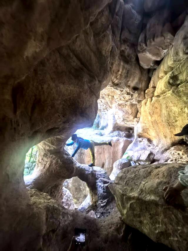 山西黎城县茶棚滩村单孔桥，桥旁多天然山洞，似有神灵守护