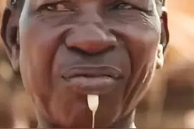 非洲原始部落奇葩婚俗，女人婚后地位的高低，取决于嘴上洞的大小图片