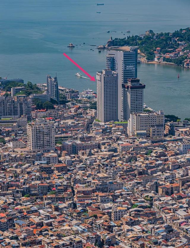 厦门海光大厦，建筑高度116米，距离地铁1号线镇海路站约733米