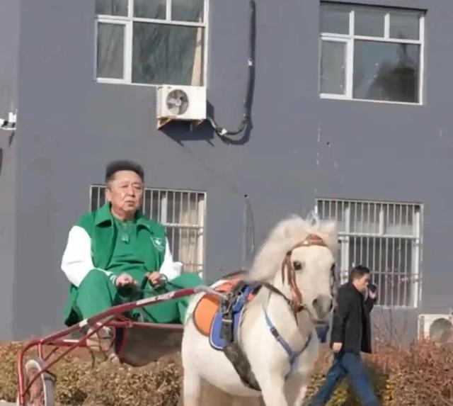 不查不知道一查吓一跳，坐拥北京60亩马场的于谦，私下到底有多壕