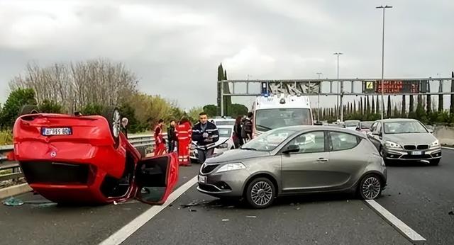 4 万电车保费涨 500！27 万油车反降，车主懵了：就这险企还喊亏？