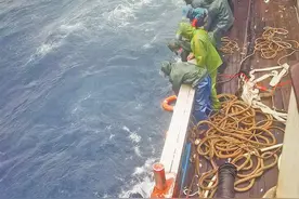 惊险！一漳州籍渔船海上遇险，厦门8船员救起7人图片