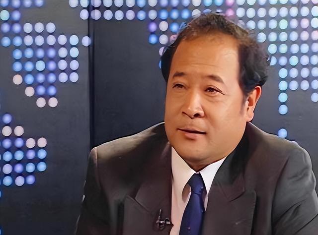 为何天安门不悬挂毛主席的照片，反倒要挂主席的画像？