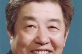 1985年，王震上将把湖南省委书记拉到毛主席像前合影：要保持警惕图片