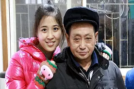 重庆一光棍捡到一女婴，终身未娶供她读研，她的回报让人泪目!图片