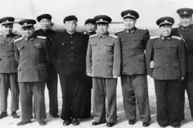 建国初，手握重兵的开国将帅不少，为何无一人敢拥兵自重当军阀？图片