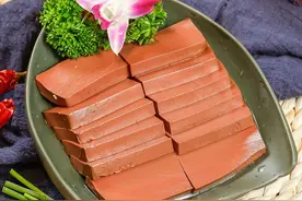 鸭血是人体“清道夫”？含铁量高，与韭菜是绝配，常吃身体好图片