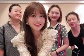 都40多岁了，金莎还与00后男友公开玩母子恋，确实比张雨绮要勇敢图片