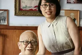 魏世杰回忆往事掉泪，王月玲26年前跟随他办刊物，常通宵熬夜工作图片