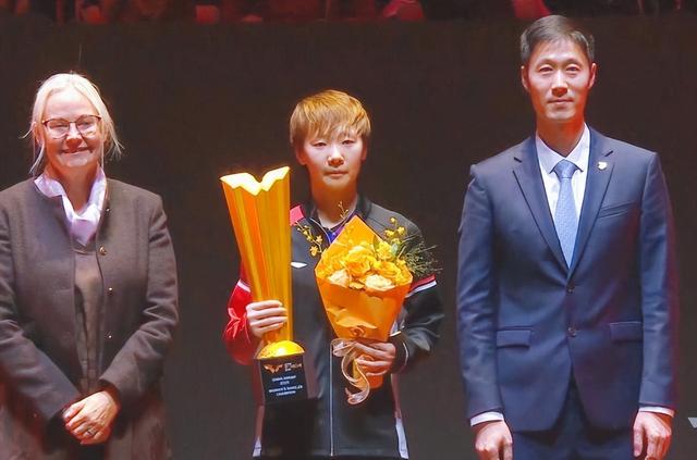 王曼昱夺冠后王励勤送花，孙颖莎第二，王励勤也不忘握手给予鼓励