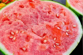 切开的西瓜不用放冰箱，老瓜农教我的土方法，放几天依旧新鲜好吃图片