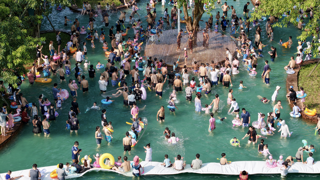 8000人齐聚黄龙溪，泼水大战爽翻夏日！