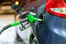 为啥加完油后不要直接走？老司机：走了加油站员工可就偷着笑了图片